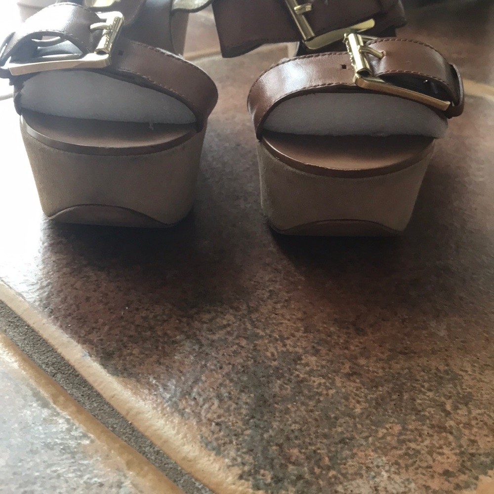 MICCHAEL KORSE WEDGE SANDAL WITH WIDE BUCKLE . - Picture 8 of 13